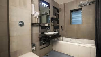 Elite Studio Suite, 1 Double Bed | Bathroom | Shower, free toiletries, towels