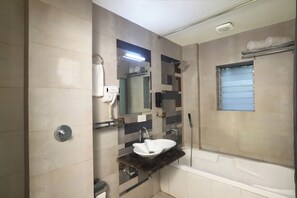 Elite Studio Suite, 1 Double Bed | Bathroom