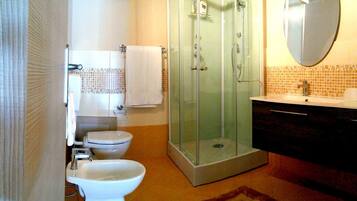 Double Room | Bathroom | Shower, hydromassage showerhead, free toiletries, hair dryer