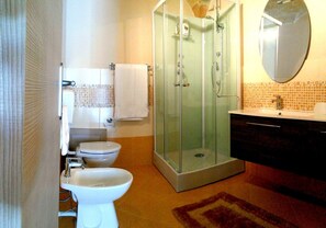 Double Room | Bathroom | Shower, hydromassage showerhead, free toiletries, hair dryer - I Faraglioni (Terrasini)