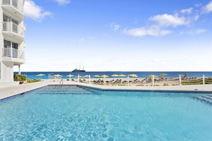 室外游泳池，06:00 至 22:30 开放，日光浴躺椅