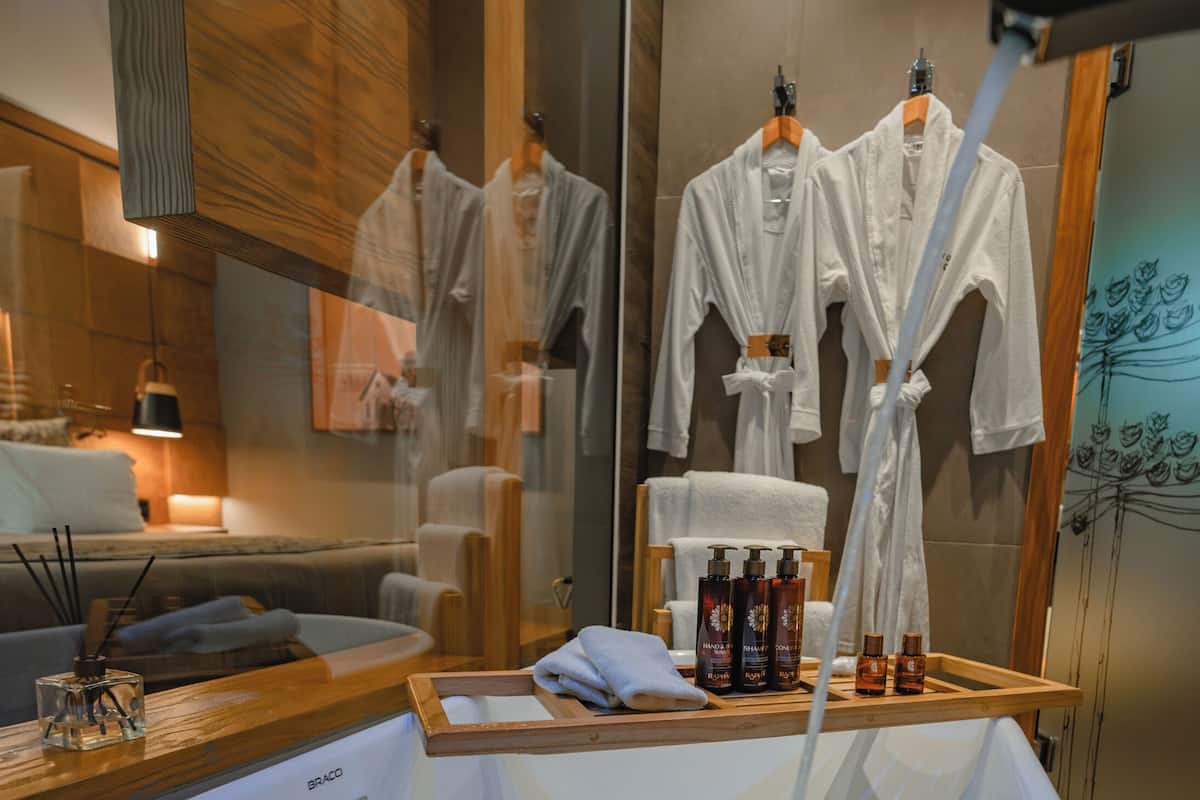 Deep soaking bathtub