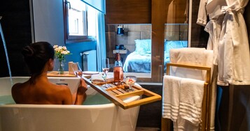 Minibar con artículos gratuitos y caja de seguridad en la habitación 