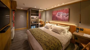 Premium bedding, pillowtop beds, free minibar, in-room safe