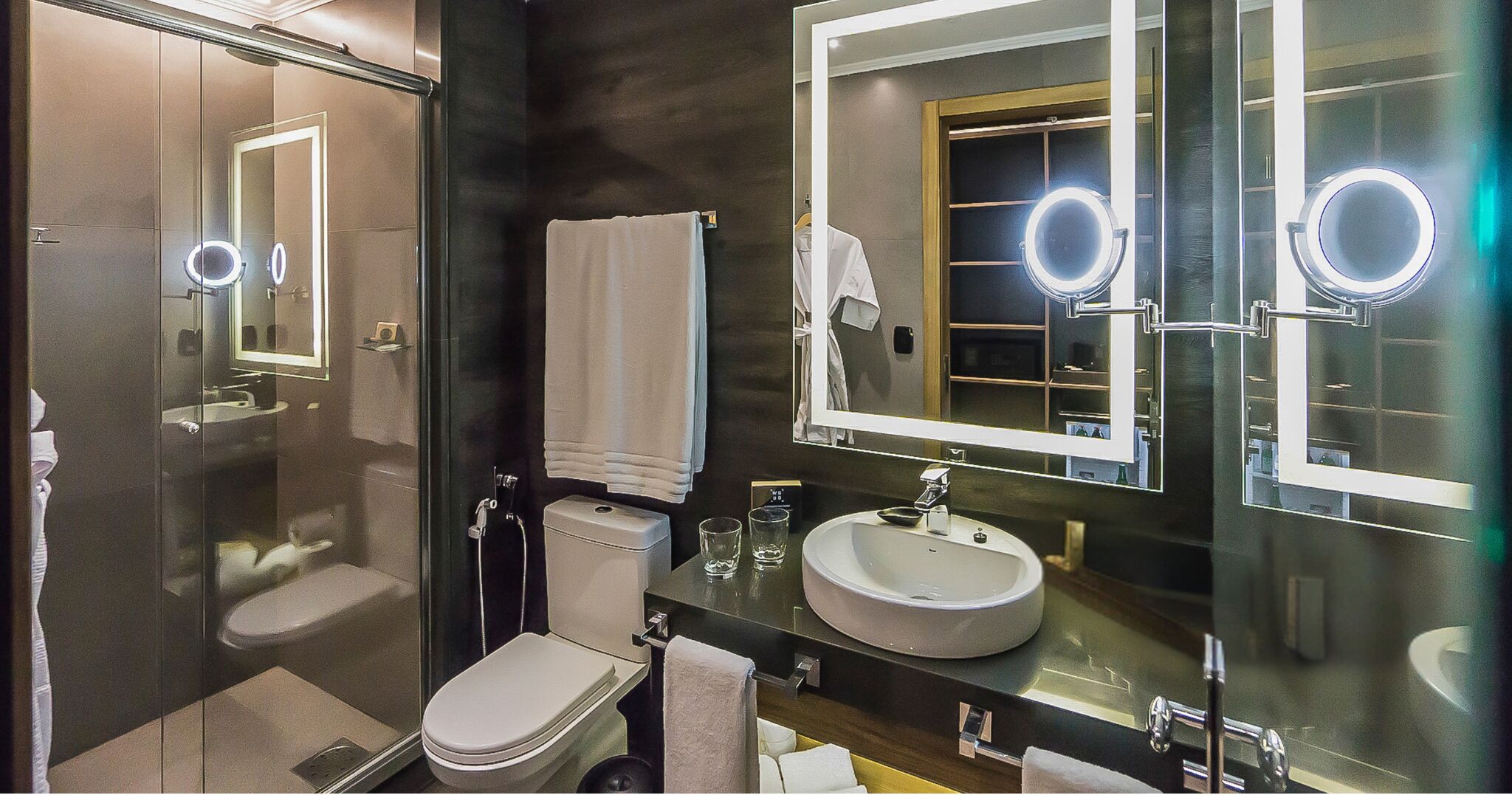 double room, 1 double or 2 single beds, non smoking | bathroom | shower, free toiletries, hair dryer, bathrobes