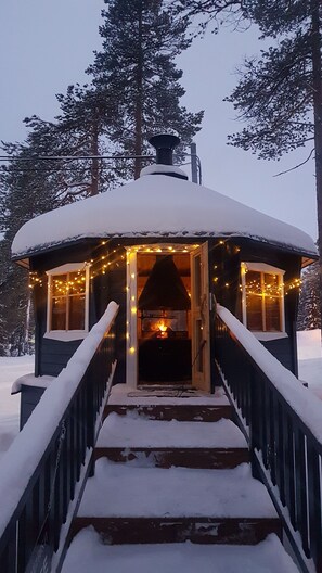 Courtyard - Pyhä Igloos (Pelkosenniemi)