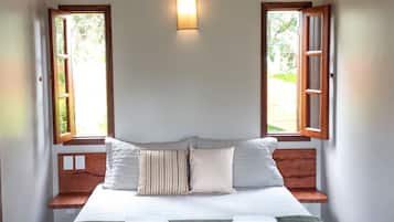 Chalé superior, 1 cama de casal e sofá-cama | Frigobar, individualmente decorados, escrivaninha, cortinas blackout