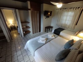 Minibar, decoración personalizada, escritorio y cortinas blackout 