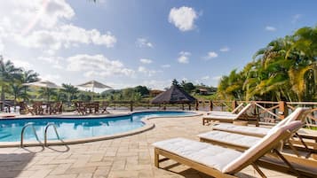 Piscina externa, guarda-sóis, espreguiçadeiras
