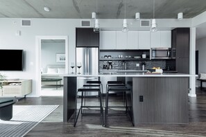 電冰箱、微波爐、烤箱、爐台