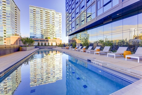 Una piscina al aire libre