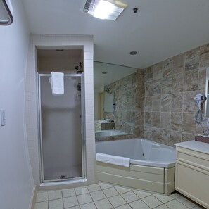 Jetted bathtub - McCoy's Inn (Ripley)
