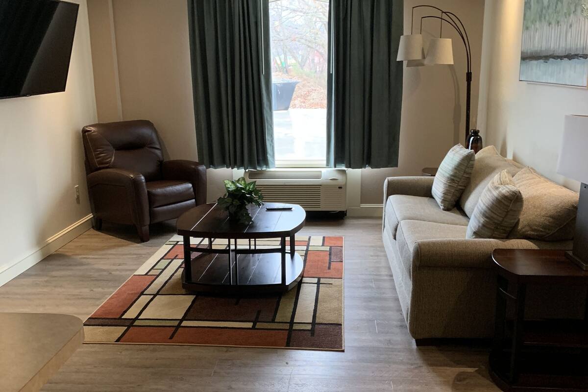 Deluxe-Suite, Mehrere Betten | Wohnbereich | 55-Zoll-Smart-TV mit Kabelempfang, Fernseher