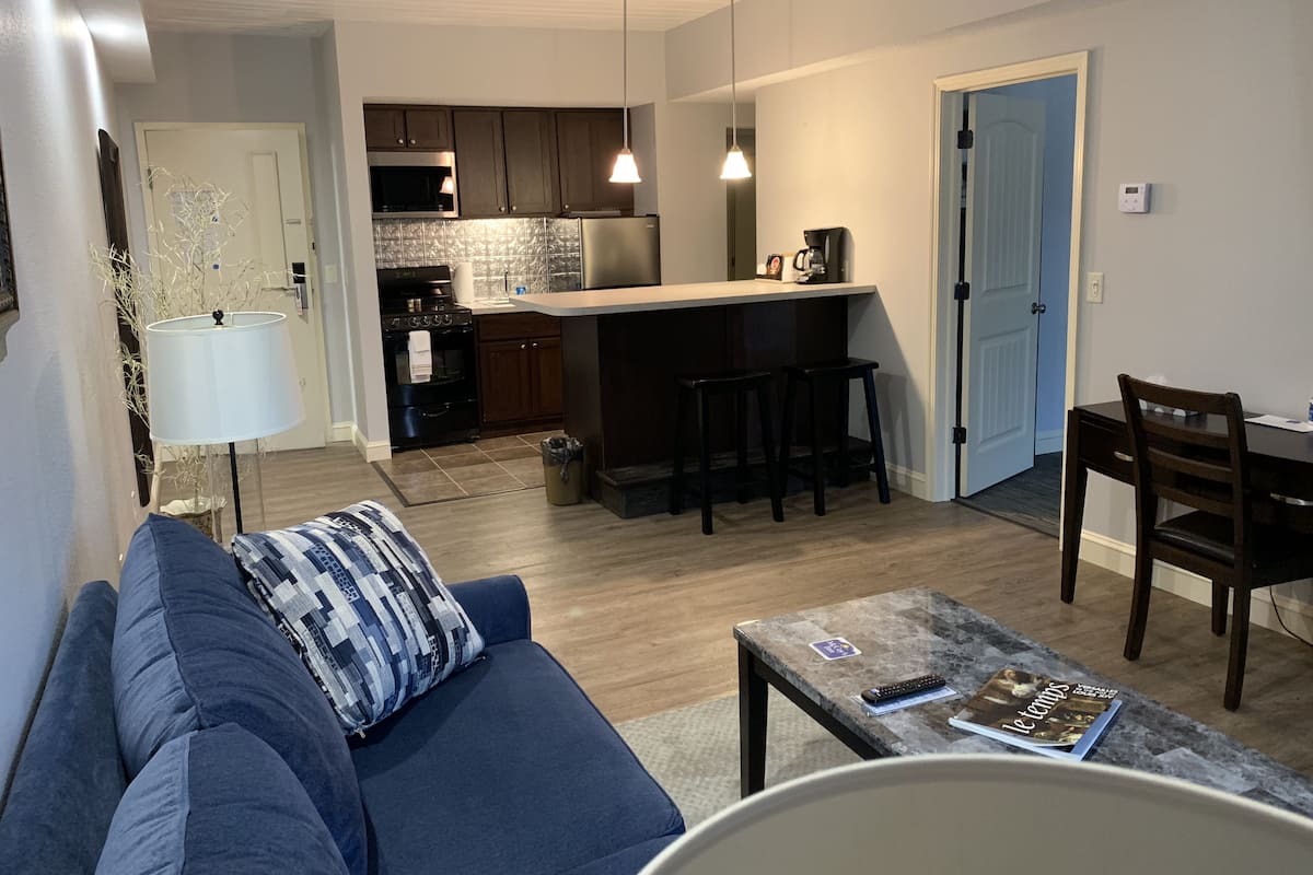 Suite, Mehrere Betten | Wohnbereich | 55-Zoll-Smart-TV mit Kabelempfang, Fernseher