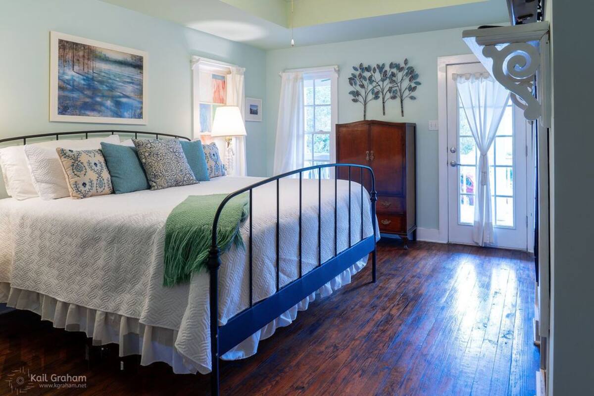 Une chambre à coucher avec un lit, une commode et une fenêtre.