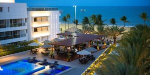 Piscina externa, funciona das 9h às 18h, barracas de cortesia