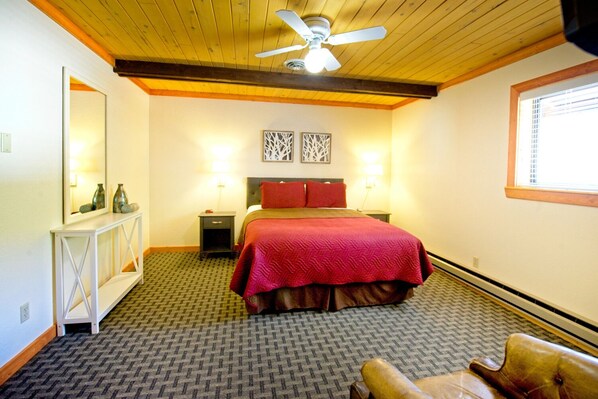 شاليه - غرفتا نوم | ملاءات من القطن المصري وأغطية فراش متميزة وخزنة داخل الغرفة