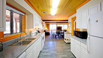 Chalet, 2 Bedrooms | Private kitchen | Coffee/tea maker