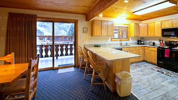 Chalet Familial, 2 chambres | Cuisine privée | Cafetière/bouilloire