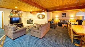 شاليه عائلي - غرفتا نوم | منطقة المعيشة | تلفزيون بشاشة مسطحة، مشغل دي في دي