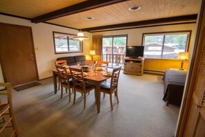 Dining - Sitzmark Sports (Red River)