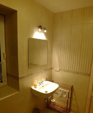 A bathroom with a sink, mirror, towel rack, and toilet paper holder. - Agroturystyka Wielkie Leźno (Brzozie)