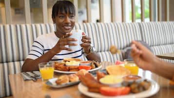 Desayuno buffet todos los días (con cargo)