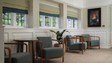 Coin salon dans le hall