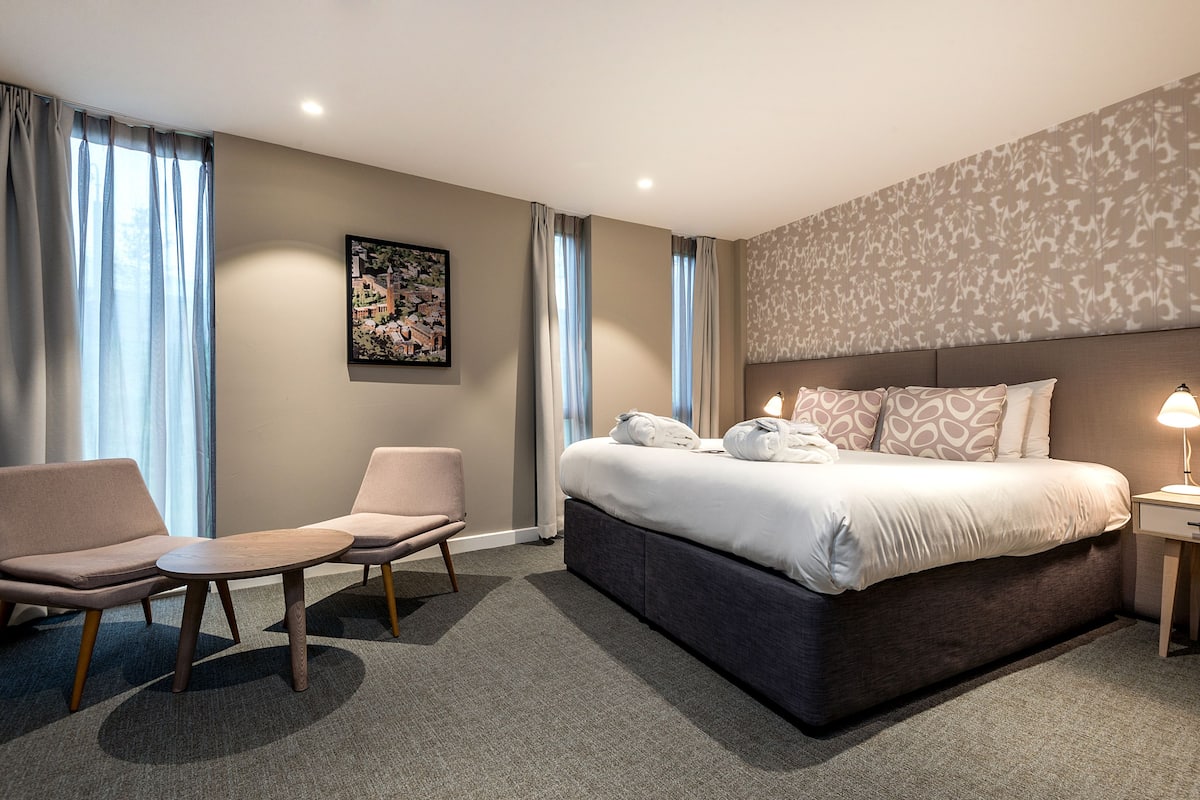 hypo-allergenic bedding, in-room safe, individually decorated, desk