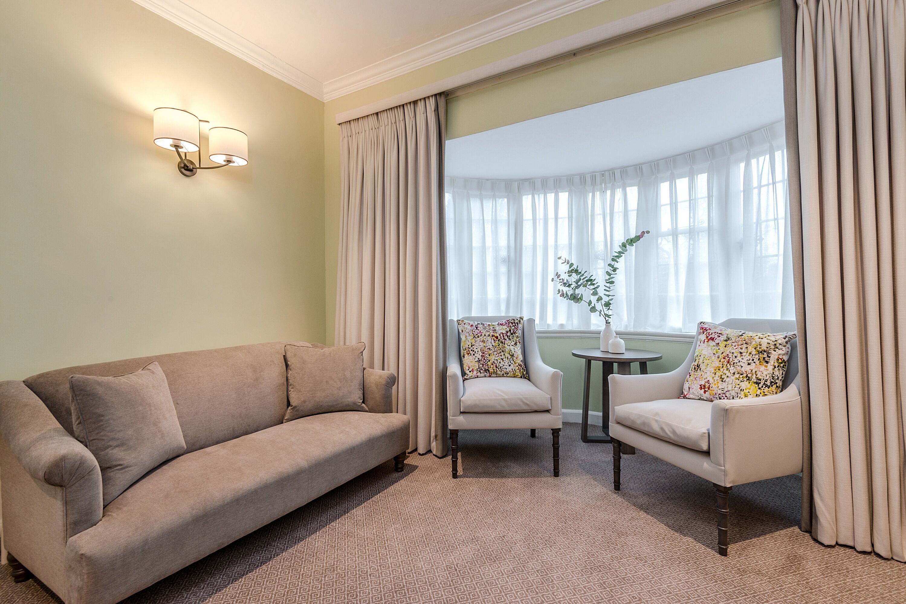 hypo-allergenic bedding, in-room safe, individually decorated, desk