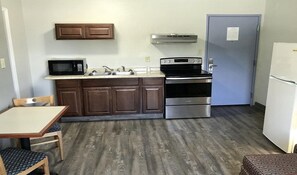 Private kitchenette - Palace Inn & Suites - Newport News/Jefferson Ave (Newport News)