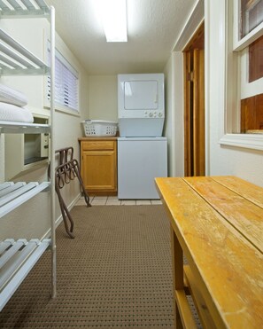 Family Cabin, Multiple Beds, Non Smoking | Bathroom | Combined shower/bathtub, free toiletries, hair dryer, towels