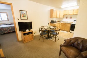 Standard Apartment, 1 Bedroom, Mountain View | Ruang tamu | TV skrin rata, pemain DVD 