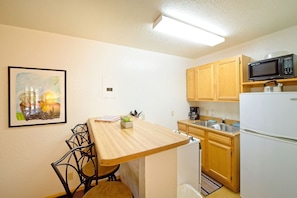 Standard Apartment, 1 Bedroom, Mountain View (503) | Private kitchen | Full-size fridge, microwave, oven, stovetop