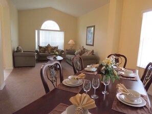 In-room dining - Kissimmee Maingate Pool Homes by SOVH (Kissimmee)