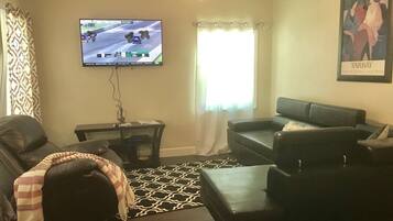 Casa familiar, 4 habitaciones | Sala de estar | Televisión de pantalla plana