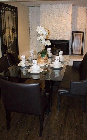 In-room dining - Alleyne's Place (Hitchcock)