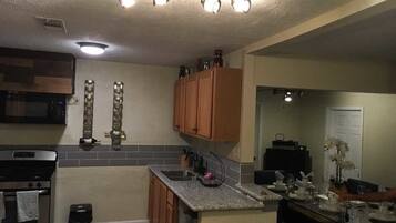 Casa familiar, 4 habitaciones | Cocina privada | Refrigerador, microondas, horno y parrilla de estufa