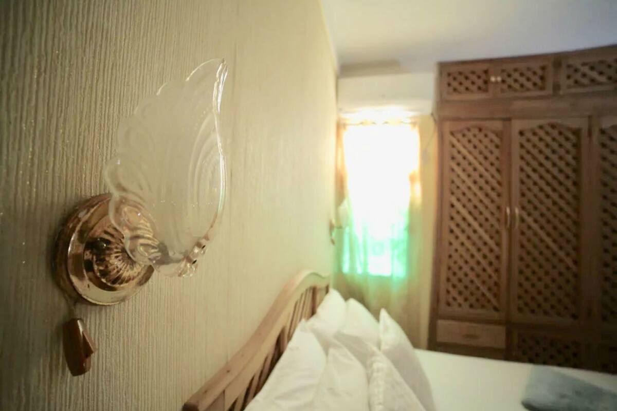 Basic Double Room, 1 Bedroom | Minibar, in-room safe, individually decorated, individually furnished