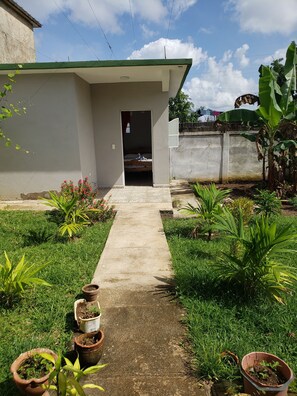 Großer Kühlschrank, Kochgeschirr/Geschirr/Besteck, Reinigungsartikel