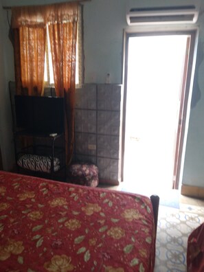1 bedroom, Egyptian cotton sheets, down comforters, minibar
