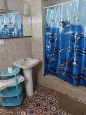 Basic Twin Room, Multiple Beds | Bathroom