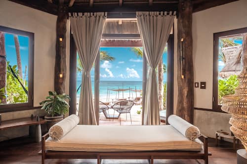 Master Suite Oceanfront Beach Terrace | Zimmersafe, individuell dekoriert, individuell eingerichtet
