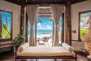 Master Suite Oceanfront Beach Terrace | 객실 내 금고, 각각 다른 스타일의 인테리어, 각각 다르게 가구 비치, 다리미/다리미판