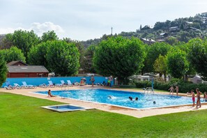 Seasonal outdoor pool, pool umbrellas, sun loungers - Camping Gran Sol (Montferrer I Castellbo)