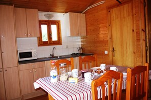 Bungalow, 2 Bedrooms | In-room dining - Camping Gran Sol (Montferrer I Castellbo)