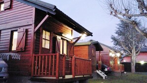 ด้านหน้าที่พัก - ตอนเย็น/กลางคืน