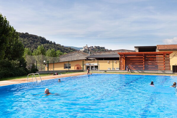 Seasonal outdoor pool, pool umbrellas, pool loungers - Camping Gran Sol (Montferrer I Castellbo)