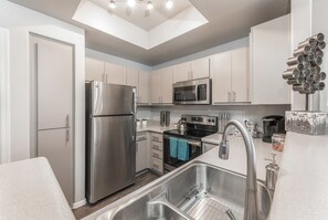Luxury Condo, 2 Bedrooms, 2 Bathrooms | Private kitchen
