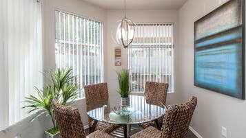 Luxury Condo, 2 Bedrooms, 2 Bathrooms | In-room dining